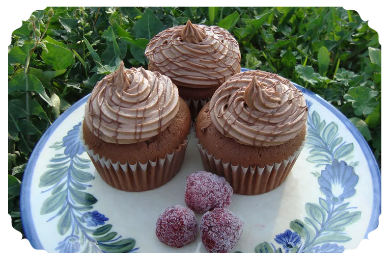 Schokoladen-Cupcakes auf Tablett